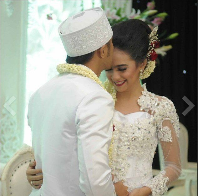 Foto Romantis Pernikahan Hengky Kurniawan Dan Sonya Fatmala